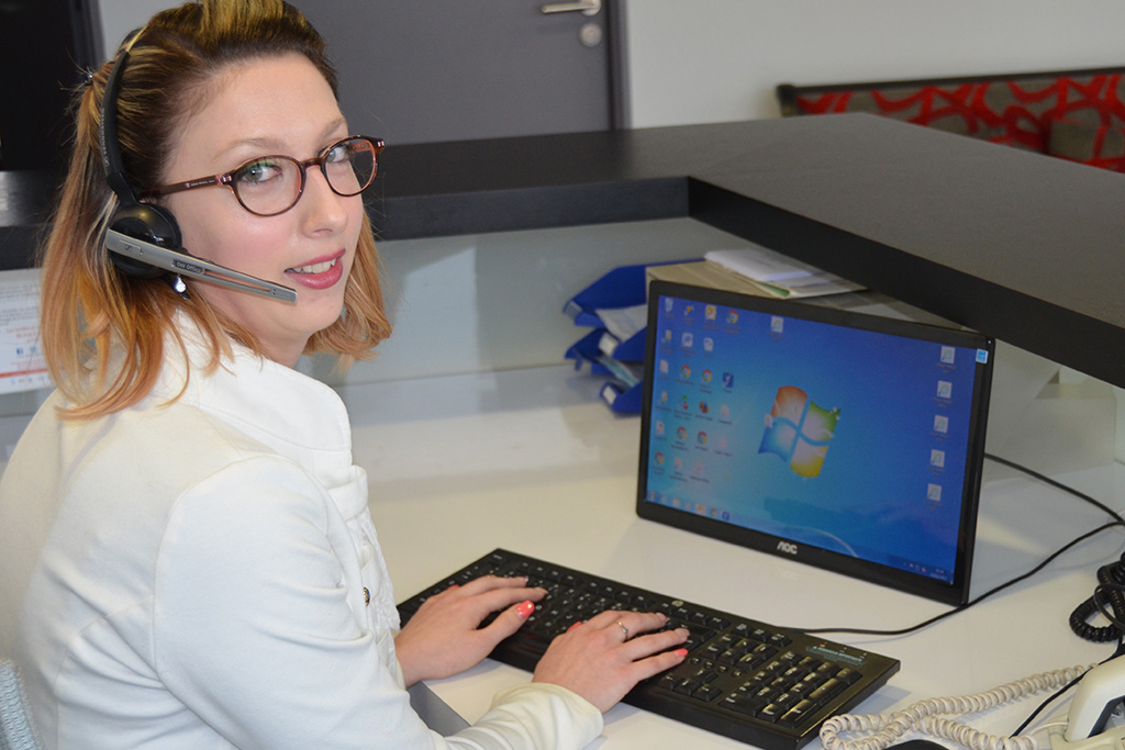 Une apprentie en pleine action devant son ordinateur