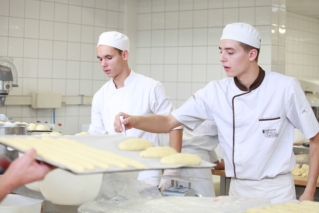 Un apprenti prépare des viennoiseries