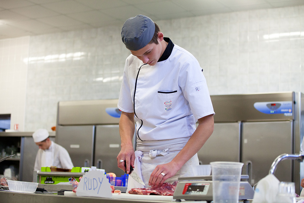 Un apprenti en découpe de viande