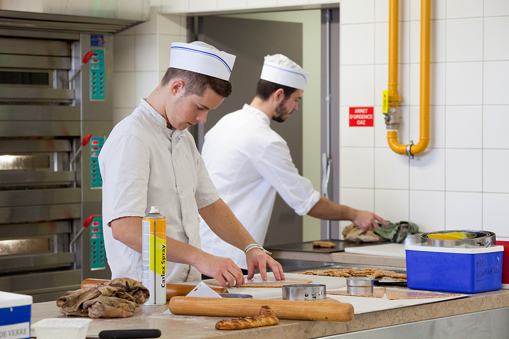 Deux apprentis en pleine action