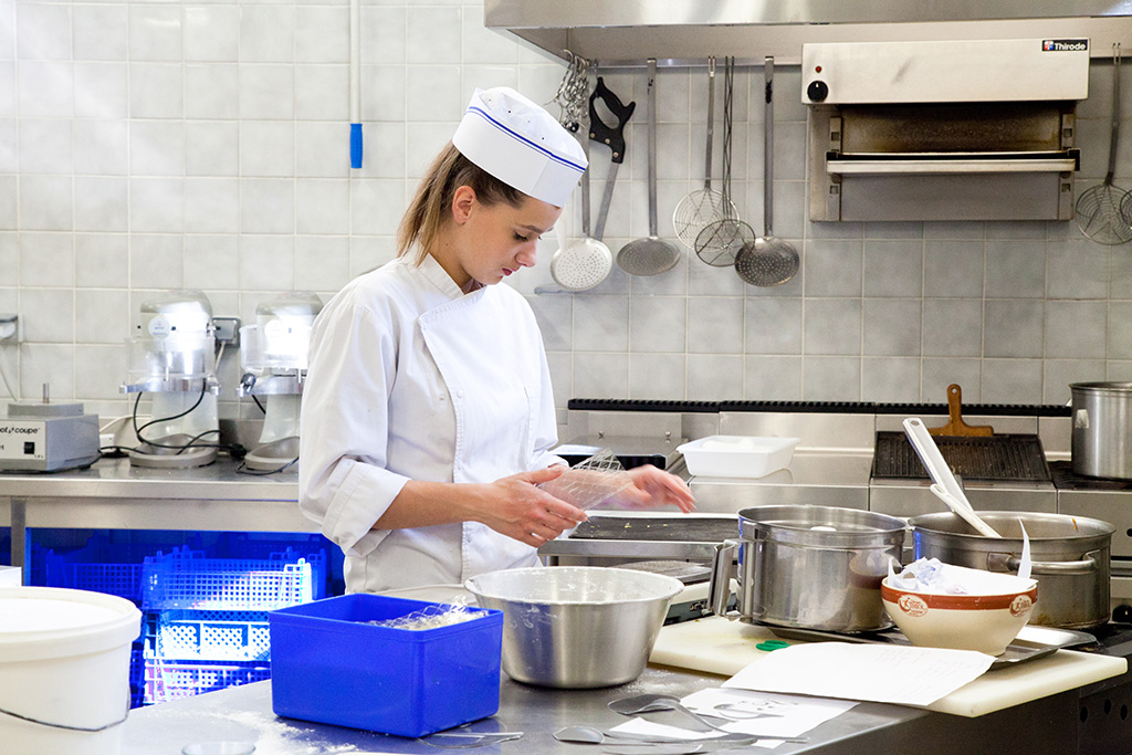 Une apprentie cuisine