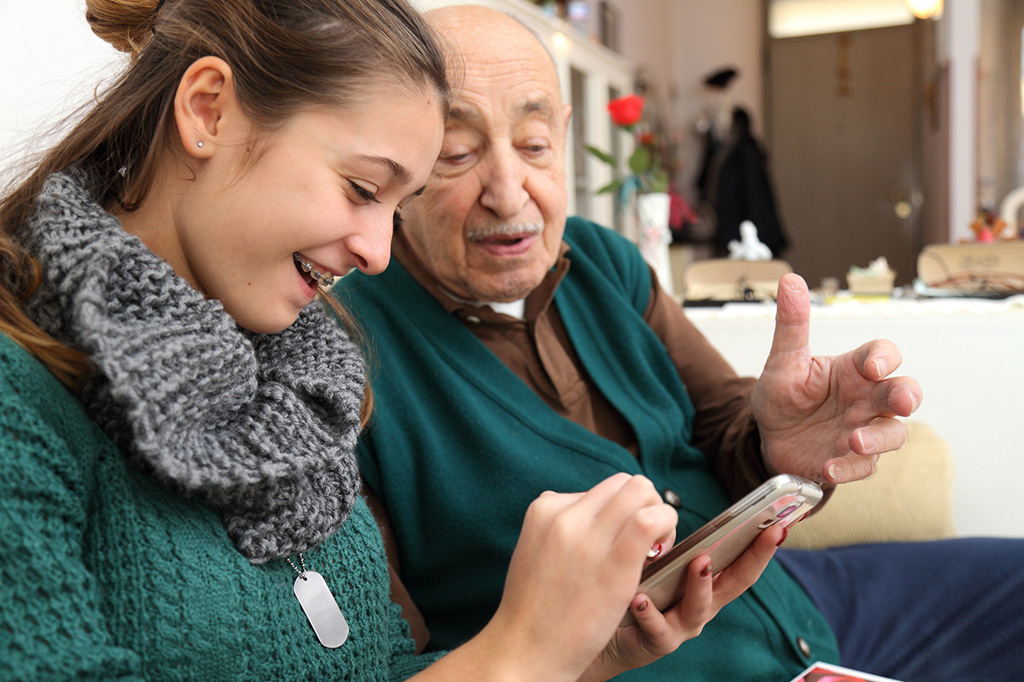 Une apprentie divertie une personne agée