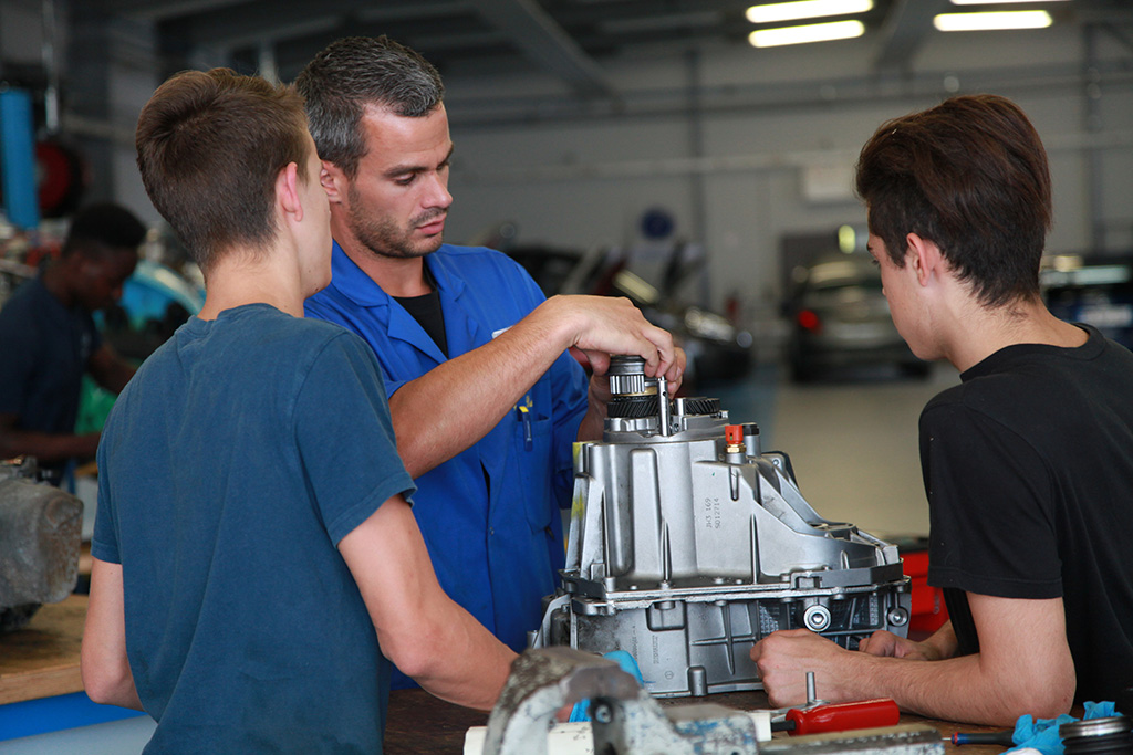 Le formateur explique sur une pièce à ses apprentis