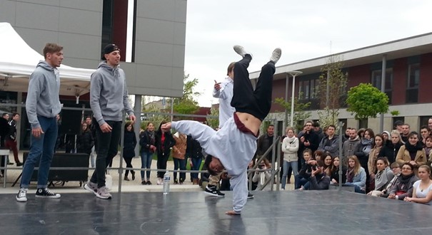 Un jeune garçon danse du hip hop