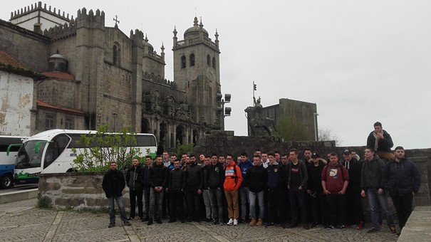 Des étudiants en photos en face d'un château