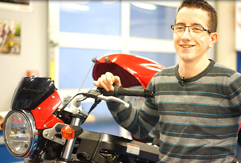 Technicien de maintenance moto à côté d'une moto