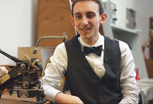 Jeune cordonnier au campus des métiers