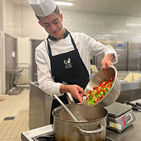 Préparation de légumes par un jeune homme